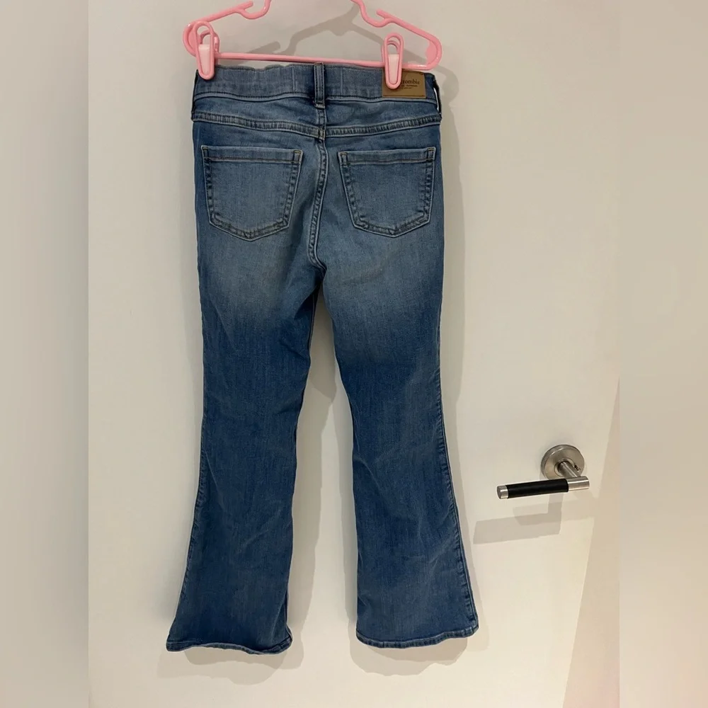 Abercrombie flared ripped jeans High-rise flare and regular length size 9/10. - Picture 3 of 5